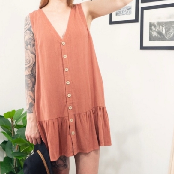 Women's Button Down Dress Loose Fit V-Neck Ruffle Bottom NWT Small - Picture 3 of 3